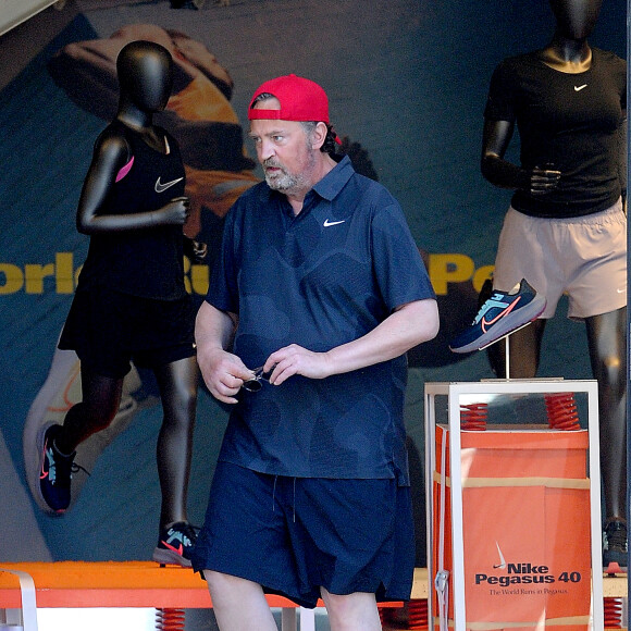 Exclusif - Matthew Perry va s'acheter des vêtements de sport Nike au centre commercial The Grove à Los Angeles, le 28 août 2023.