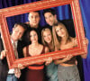 Le monde entier attend un geste de leur part.
Jennifer Aniston, Courteney Cox, Lisa Kudrow, Matthew Perry, Matt Leblanc et David Schwimmer dans la série "Friends".