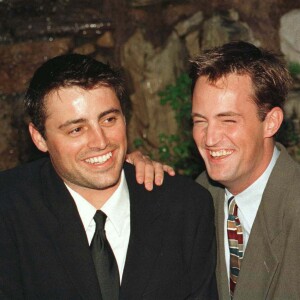 Ils seraient en train de préparer un communiqué commun en la mémoire de l'acteur.
Matt Leblanc et Matthew Perry - "Friends Helping Friends Awards" à Beverly Hills.