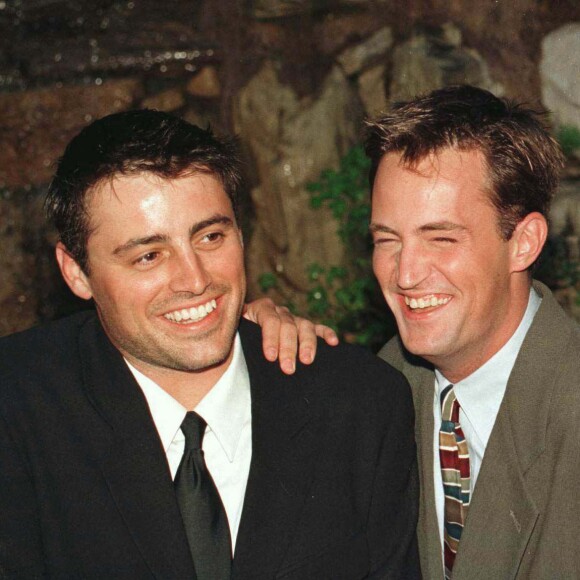 Ils seraient en train de préparer un communiqué commun en la mémoire de l'acteur.
Matt Leblanc et Matthew Perry - "Friends Helping Friends Awards" à Beverly Hills.