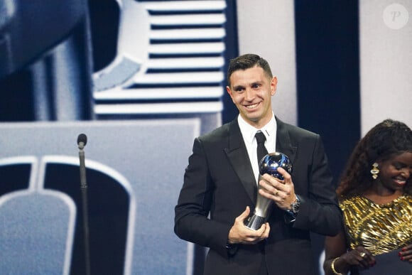 Emiliano Martinez (meilleur gardien de but) lors de la cérémonie des Best Fifa awards à la salle Pleyel à Paris. © Pierre Perusseau / Bestimage
