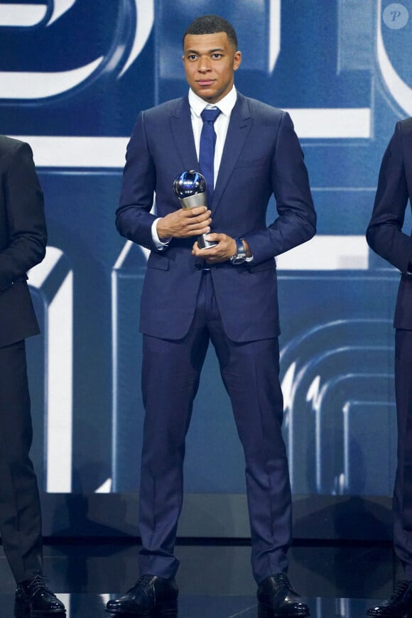 Kylian Mbappé (trophée FIFPro Team World Hommes) lors de la cérémonie des Best Fifa awards à la salle Pleyel à Paris le 27 février 2023. © Pierre Perusseau / Bestimage