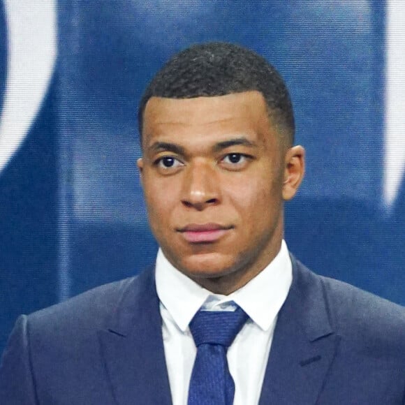 Kylian Mbappé (trophée FIFPro Team World Hommes) lors de la cérémonie des Best Fifa awards à la salle Pleyel à Paris le 27 février 2023. © Pierre Perusseau / Bestimage