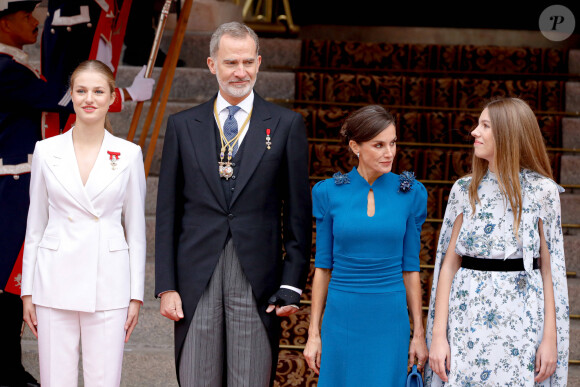 Tout le monde était très fier d'elle ! 
La princesse Leonor, Le roi Felipe VI d'Espagne, La reine Letizia d'Espagne, L'infante Sofia d'Espagne - La princesse Leonor, entourée de la famille royale, quitte le Parlement après avoir prêté serment, à l'occasion de son 18ème anniversaire à Madrid, le 31 octobre 2023. 