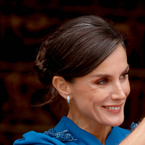 La reine Letizia d'Espagne - La princesse Leonor, entourée de la famille royale, quitte le Parlement après avoir prêté serment, à l'occasion de son 18ème anniversaire à Madrid, le 31 octobre 2023. 