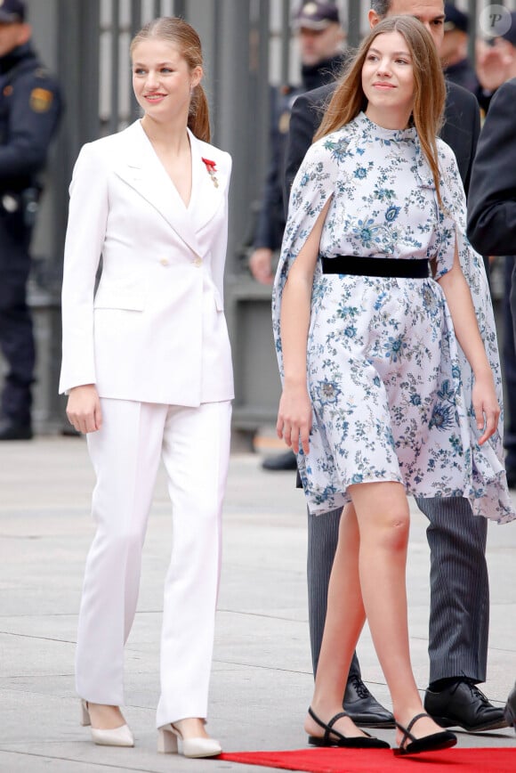 La princesse Leonor (en blanc), L'infante Sofia d'Espagne - La princesse Leonor, entourée de la famille royale, quitte le Parlement après avoir prêté serment, à l'occasion de son 18ème anniversaire à Madrid, le 31 octobre 2023. 