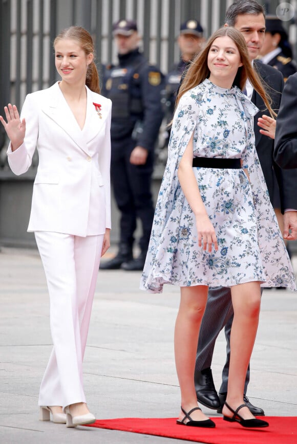 Désormais tous vont se retrouver pour une fête de famille et s'amuser ! 
La princesse Leonor (en blanc), L'infante Sofia d'Espagne - La princesse Leonor, entourée de la famille royale, quitte le Parlement après avoir prêté serment, à l'occasion de son 18ème anniversaire à Madrid, le 31 octobre 2023. 