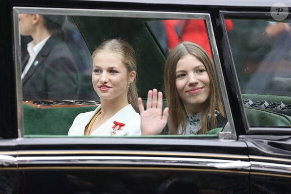 La princesse Leonor et L'infante Sofia d'Espagne - La princesse Leonor, entourée de la famille royale, quitte le Parlement après avoir prêté serment, à l'occasion de son 18ème anniversaire à Madrid, le 31 octobre 2023. 