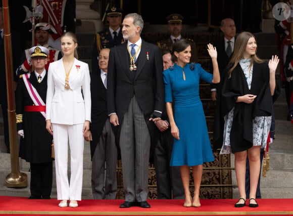 Elle a en effet prêté serment pour ses 18 ans devant toute sa famille.
La princesse Leonor, Le roi Felipe VI d'Espagne, La reine Letizia d'Espagne, La princesse Leonor - La princesse Leonor, entourée de la famille royale, quitte le Parlement après avoir prêté serment, à l'occasion de son 18ème anniversaire à Madrid, le 31 octobre 2023. 