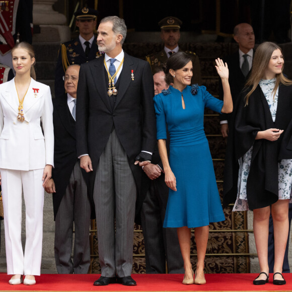 Elle a en effet prêté serment pour ses 18 ans devant toute sa famille.
La princesse Leonor, Le roi Felipe VI d'Espagne, La reine Letizia d'Espagne, La princesse Leonor - La princesse Leonor, entourée de la famille royale, quitte le Parlement après avoir prêté serment, à l'occasion de son 18ème anniversaire à Madrid, le 31 octobre 2023. 