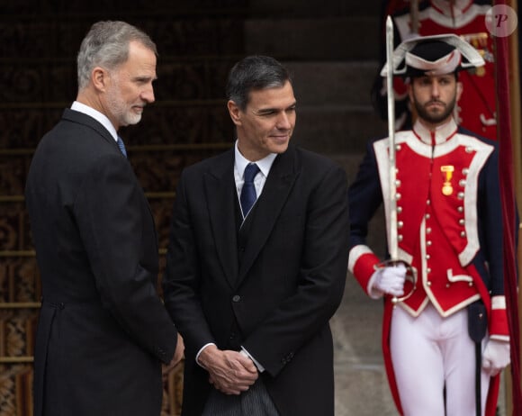 Le roi Felipe VI d'Espagne, le Premier ministre Pedro Sanchez - La princesse Leonor, entourée de la famille royale, quitte le Parlement après avoir prêté serment, à l'occasion de son 18ème anniversaire à Madrid, le 31 octobre 2023. 