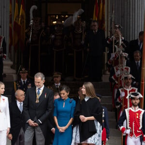 La princesse Leonor, Le roi Felipe VI d'Espagne, La reine Letizia d'Espagne, La princesse Leonor, le Premier ministre Pedro Sanchez - La princesse Leonor, entourée de la famille royale, quitte le Parlement après avoir prêté serment, à l'occasion de son 18ème anniversaire à Madrid, le 31 octobre 2023. 