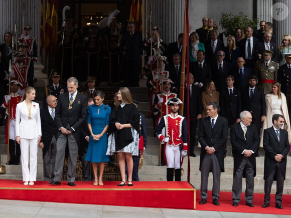 La princesse Leonor, Le roi Felipe VI d'Espagne, La reine Letizia d'Espagne, La princesse Leonor, le Premier ministre Pedro Sanchez - La princesse Leonor, entourée de la famille royale, quitte le Parlement après avoir prêté serment, à l'occasion de son 18ème anniversaire à Madrid, le 31 octobre 2023. 