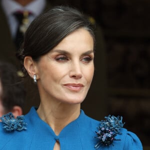 La reine Letizia d'Espagne - La princesse Leonor, entourée de la famille royale, quitte le Parlement après avoir prêté serment, à l'occasion de son 18ème anniversaire à Madrid, le 31 octobre 2023.  Queen Letizia at the exit after the act of swearing in of the Constitution before the Cortes Generales, in the Congress of Deputies, on October 31, 2023, in Madrid (Spain). Princess Leonor swears today the Constitution before the Cortes Generales on the occasion of her 18th birthday as her father did when she came of age. This solemn act has a strong symbolic character. In it the continuity of the parliamentary monarchy is staged and after it, Princess Leonor will become the heir to the throne. In accordance with the provisions of the Magna Carta, in case of death, incapacity or abdication of Felipe VI, Princess Leonor could succeed him immediately. FAMOUS Raúl Terrel / Europa Press 10/31/2023