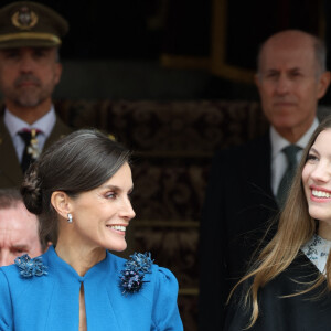 La reine Letizia d'Espagne et L'infante Sofia d'Espagne - La princesse Leonor, entourée de la famille royale, quitte le Parlement après avoir prêté serment, à l'occasion de son 18ème anniversaire à Madrid, le 31 octobre 2023. 