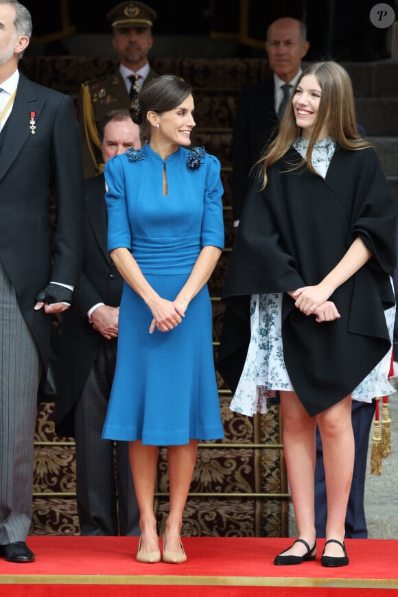 La reine Letizia d'Espagne et L'infante Sofia d'Espagne - La princesse Leonor, entourée de la famille royale, quitte le Parlement après avoir prêté serment, à l'occasion de son 18ème anniversaire à Madrid, le 31 octobre 2023. 