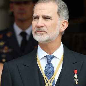 Le roi Felipe VI d'Espagne - La princesse Leonor, entourée de la famille royale, quitte le Parlement après avoir prêté serment, à l'occasion de son 18ème anniversaire à Madrid, le 31 octobre 2023. 