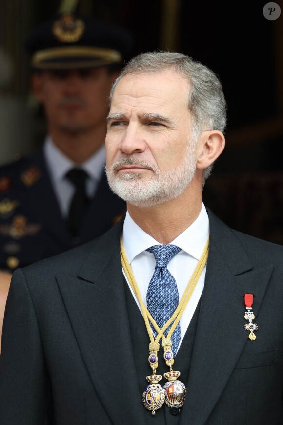 Le roi Felipe VI d'Espagne - La princesse Leonor, entourée de la famille royale, quitte le Parlement après avoir prêté serment, à l'occasion de son 18ème anniversaire à Madrid, le 31 octobre 2023. 