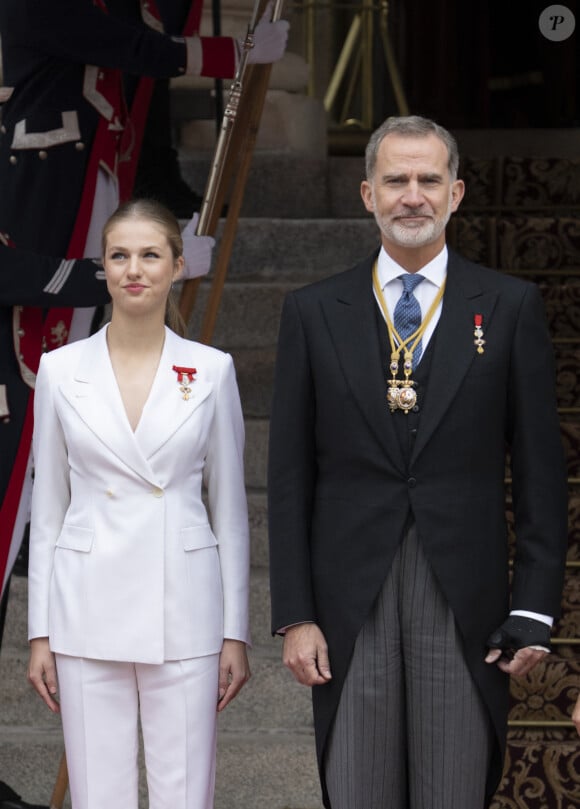La princesse Leonor, Le roi Felipe VI d'Espagne - La princesse Leonor, entourée de la famille royale, quitte le Parlement après avoir prêté serment, à l'occasion de son 18ème anniversaire à Madrid, le 31 octobre 2023. 