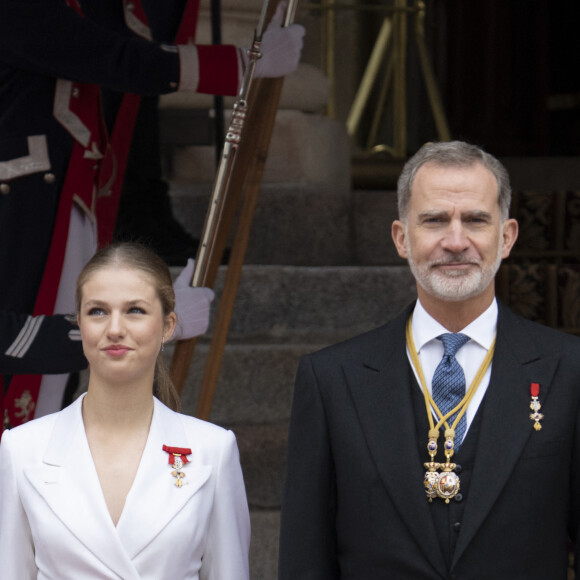 La princesse Leonor, Le roi Felipe VI d'Espagne - La princesse Leonor, entourée de la famille royale, quitte le Parlement après avoir prêté serment, à l'occasion de son 18ème anniversaire à Madrid, le 31 octobre 2023. 