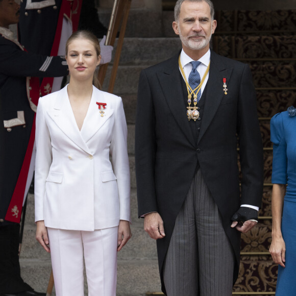 La princesse Leonor, Le roi Felipe VI d'Espagne - La princesse Leonor, entourée de la famille royale, quitte le Parlement après avoir prêté serment, à l'occasion de son 18ème anniversaire à Madrid, le 31 octobre 2023. 