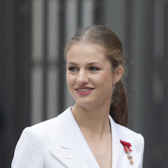 La princesse Leonor - La princesse Leonor, entourée de la famille royale, quitte le Parlement après avoir prêté serment, à l'occasion de son 18ème anniversaire à Madrid, le 31 octobre 2023.  Princess Leonor swears allegiance to The Constitution at Spanish Parliament ceremony on the date of her 18th birthday. October 31st, 2023. 
