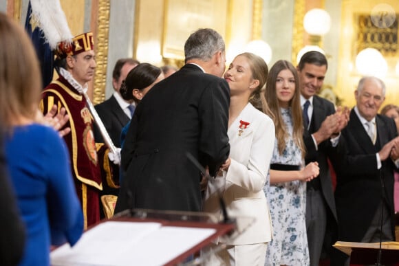 Son père avait fait la même chose en 1986.
La princesse Leonor prête serment aujourd'hui devant le Parlement espagnol à l'occasion de son 18ème anniversaire le 31 octobre 2023. 