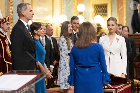 Et fait un discours très émouvant devant tout le monde.
La princesse Leonor prête serment aujourd'hui devant le Parlement espagnol à l'occasion de son 18ème anniversaire le 31 octobre 2023. 