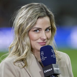 D'ordinaire très discrète sur sa vie privée, Laure Boulleau a annoncé être enceinte de son premier enfant, une petite fille.
Laure Boulleau assiste à la victoire du Racing Club de Lens face à Arsenal lors de la deuxième journée de Ligue des Champions à Lens.