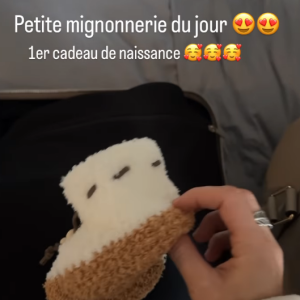 C'est la "mignonnerie du jour" qui fait craquer la future maman, laquelle use des smileys empreints d'amour et de coeur.
Laure Boulleau, enceinte de son premier enfant, partage le premier cadeau fait à son bébé : d'adorables petits chaussons.