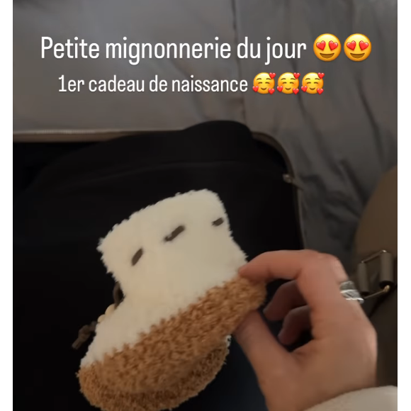 C'est la "mignonnerie du jour" qui fait craquer la future maman, laquelle use des smileys empreints d'amour et de coeur.
Laure Boulleau, enceinte de son premier enfant, partage le premier cadeau fait à son bébé : d'adorables petits chaussons.