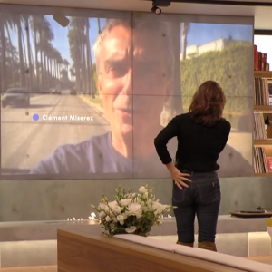 Alessandra Sublet fait une tendre déclaration d'amour à son ex-mari Clément Miserez, également père de ses deux enfants, sur le plateau de l'émission "En aparté" sur Canal+.