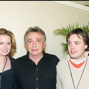 Michel Sardou et sa fille Cynthia, près de son fils Romain, à Bercy, Paris, en 2001.