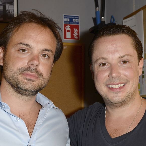 Si les deux premiers sont connus du grand public, s'étant toujours affichés aux côtés de leur père, ce n'est pas le cas des deux filles.
Romain et Davy Sardou - Michel Sardou assiste à la représentation de son fils Davy au Théâtre Rive-Gauche dans la pièce "Georges et Georges " à Paris le 2 septembre 2014.