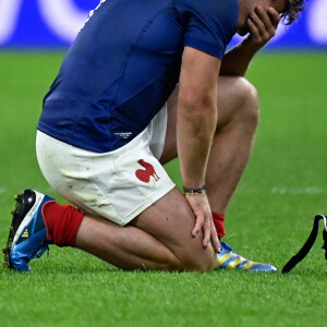 Deception des joueurs de l'equipe de France en fin de match - Antoine Dupont ( 9 - France ) - - Coupe du Monde de Rugby France 2023 - Match de quart de finale "France-Afrique du Sud (28-29)" au Stade de France à Saint-Denis 15 octobre 2023. 