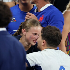 S'agit-il de cette jeune femme ?
Antoine Dupont - Les joueurs défilent sur le terrain avant le match d'ouverture de la Coupe du Monde de Rugby France 2023 : match de la Poule A entre la France et la Nouvelle-Zélande au Stade de France à Saint-Denis le 8 septembre 2023. © Dominique Jacovides / Bestimage