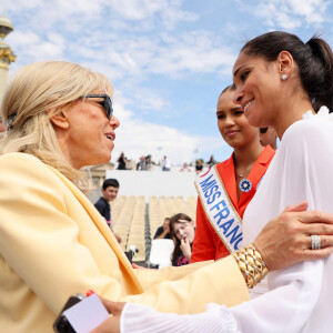 La Première dame Brigitte Macron, Cindy Fabre et Indira Ampiot, Miss France 2023 lors d'un bain de foule après la cérémonie du 143ème défilé militaire du 14 juillet, jour de la Fête Nationale, sur les Champs-Elysées et la place de la Concorde, à Paris, France, le 14 juillet 2023. © Dominique Jacovides/Bestimage 