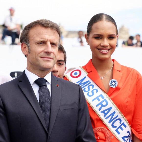 Cindy Fabre, le Président de la République Emmanuel Macron et Indira Ampiot, Miss France 2023 lors d'un bain de foule après la cérémonie du 143ème défilé militaire du 14 juillet, jour de la Fête Nationale, sur les Champs-Elysées et la place de la Concorde, à Paris, France, le 14 juillet 2023. © Dominique Jacovides/Bestimage 