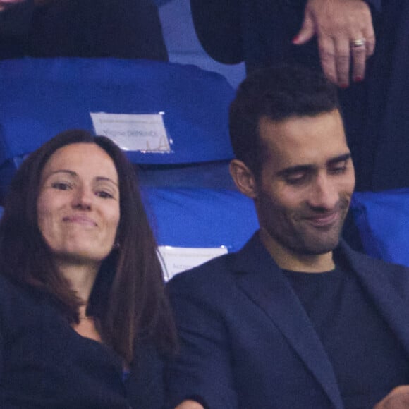 Martin Fourcade et sa femme Hélène Uzabiaga - People dans les tribunes du match de Coupe du monde de rugby entre la France et l'Italie (60-7) à Lyon le 6 octobre 2023. © Cyril Moreau-Dominique Jacovides/Bestimage 