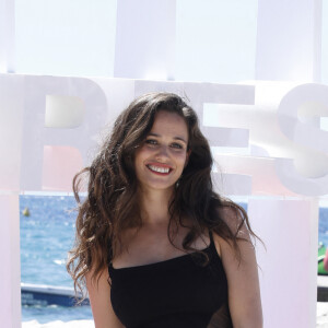 C'est par un mariage que la fiction va se clôturer.
Lucie Lucas (Cannes Confidential) - Photocall à l'hôtel Mariott lors du festival Canneseries saison 6 au palais des festivals à Cannes le 16 avril 2023. © Denis Guignebourg / Bestimage