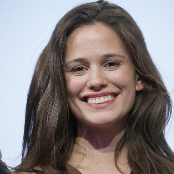 "Quand je me suis mariée, on a décidé ça trois semaines avant la date du mariage et on a prévenu nos proches deux jours avant. J'étais enceinte de 8 mois et demi. Je me suis mariée dans une nuisette Etam parce que c'était extensible", a-t-elle révélé à Voici.
Lucie Lucas - Photocall lors du 22ème Festival des créations télévisuelles de Luchon. Le 7 février 2020 © Christophe Aubert via Bestimage 