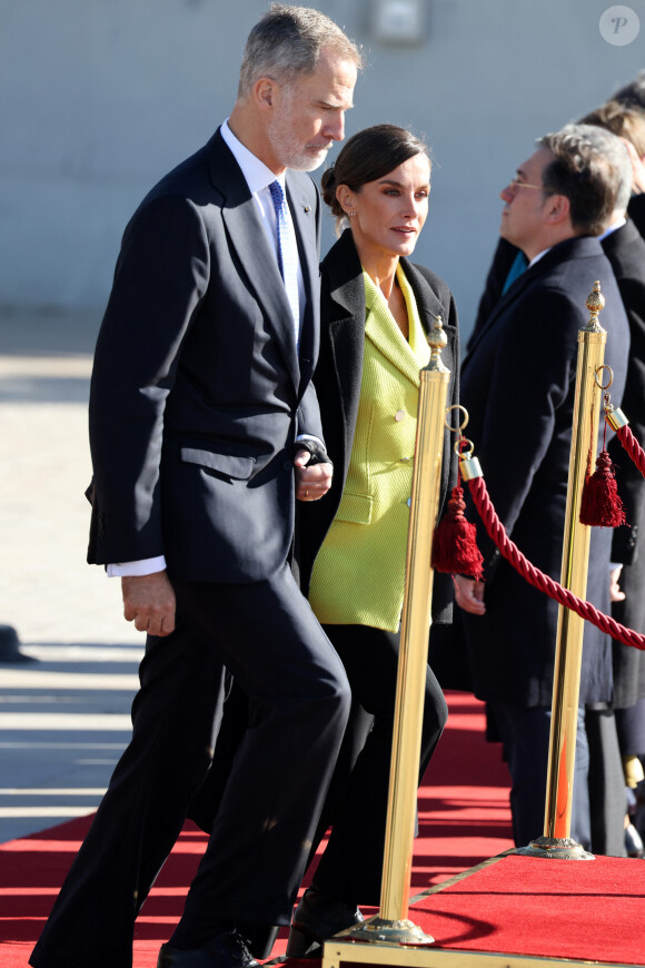 De quoi égayer vivement son allure !
Le roi Felipe VI et la reine Letizia d'Espagne, entament leur voyage officiel au Danemark au départ de Madrid, le 6 novembre 2023. La visite du couple royal espagnol, du 6 au 8 novembre 2023, servira à mettre en valeur et à renforcer les liens bilatéraux et les relations entre les deux pays. 