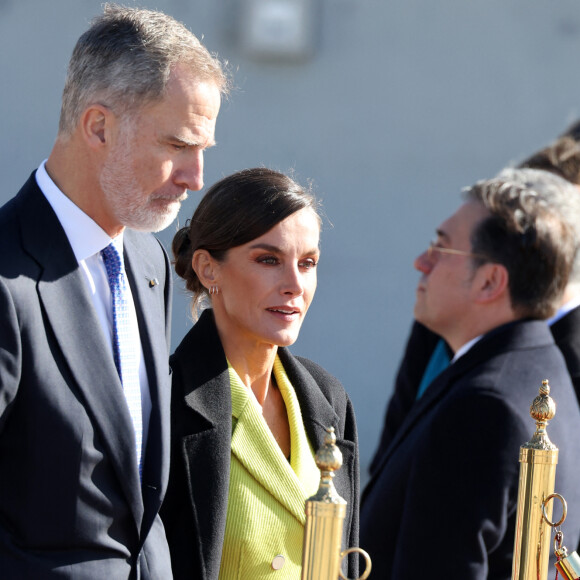 De quoi égayer vivement son allure !
Le roi Felipe VI et la reine Letizia d'Espagne, entament leur voyage officiel au Danemark au départ de Madrid, le 6 novembre 2023. La visite du couple royal espagnol, du 6 au 8 novembre 2023, servira à mettre en valeur et à renforcer les liens bilatéraux et les relations entre les deux pays. 