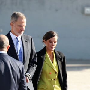 Letizia d'Espagne, très élégante comme d'habitude, avait misé sur un pantalon noir fluide, une paire de bottes et un manteau Mango sombres
Le roi Felipe VI et la reine Letizia d'Espagne, entament leur voyage officiel au Danemark au départ de Madrid, le 6 novembre 2023. La visite du couple royal espagnol, du 6 au 8 novembre 2023, servira à mettre en valeur et à renforcer les liens bilatéraux et les relations entre les deux pays. 