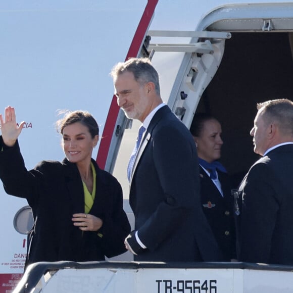 Où le couple royal a été invité par la reine Margrethe II dans le but de consolider les liens danois-espagnols et évoquer des sujets primordiaux
Le roi Felipe VI et la reine Letizia d'Espagne, entament leur voyage officiel au Danemark au départ de Madrid, le 6 novembre 2023. La visite du couple royal espagnol, du 6 au 8 novembre 2023, servira à mettre en valeur et à renforcer les liens bilatéraux et les relations entre les deux pays. 