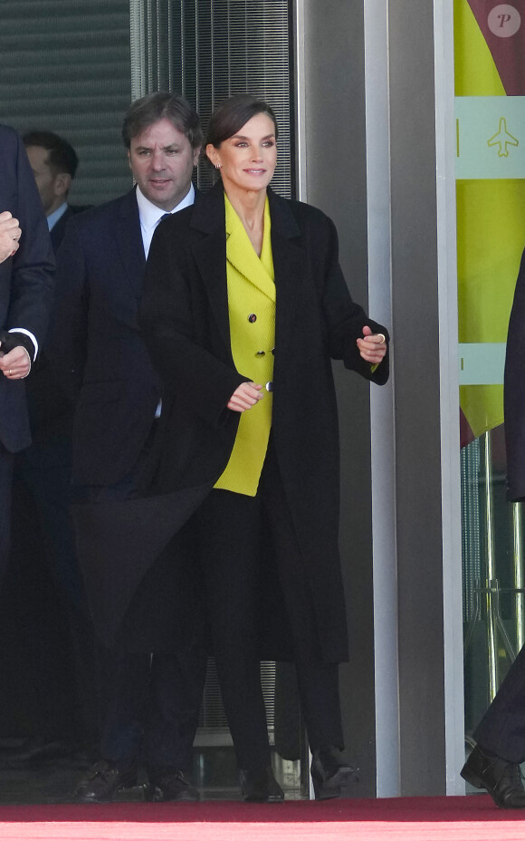 Tenue qu'elle avait réhaussée grâce à un blazer Boss jaune citron
Le roi et la reine Letizia d'Espagne, au départ pour leur voyage officiel au Danemark de Madrid, Espagne, le 6 novembre 2023. La visite du couple royal espagnol, servira à mettre en valeur et à renforcer les liens bilatéraux et les relations entre les deux pays, du 6 au 8 novembre 2023. 