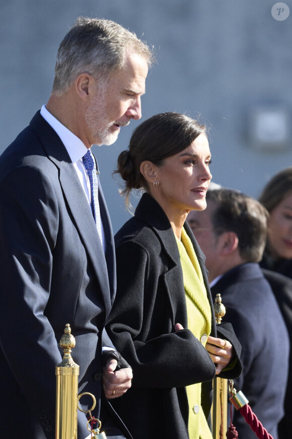 Le roi Felipe VI et la reine Letizia d'Espagne, au départ pour leur voyage officiel au Danemark de Madrid, Espagne, le 6 novembre 2023. La visite du couple royal espagnol, servira à mettre en valeur et à renforcer les liens bilatéraux et les relations entre les deux pays, du 6 au 8 novembre 2023. 
