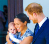 Il a besoin de beaucoup de forces de bon matin ce petit !
Le prince Harry et Meghan Markle présentent leur fils Archie à Desmond Tutu à Cape Town, Afrique du Sud. 