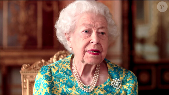 "Ma grand-mère nous a demandé ce qu'Archie voulait pour Noël et Meghan a répondu 'un gaufrier'".
La reine Elisabeth (Elizabeth) II d'Angleterre prend le thé avec l'ours Paddington dans une vidéo diffusée en ouverture du concert de son jubilé de platine devant Buckingham Palace, le 4 juin 2022. A 96 ans, la souveraine démontre son sens de l'humour dans ce court métrage.