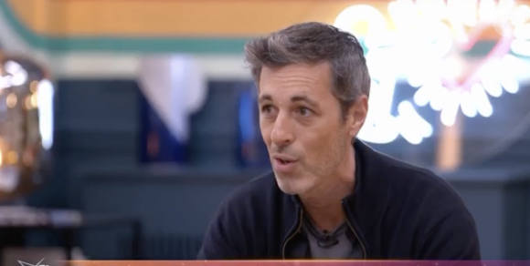 C'est le directeur Michaël Goldman qui est venu leur annoncer la nouvelle à l'issue de leurs premières évaluations.
Michaël Goldman dans la "Star Academy" sur TF1